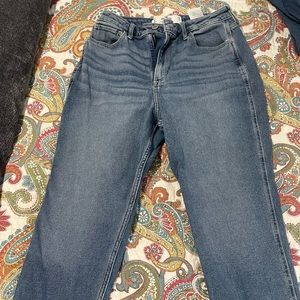 Hollister curvy high rise mom jeans EUC size 28/7S